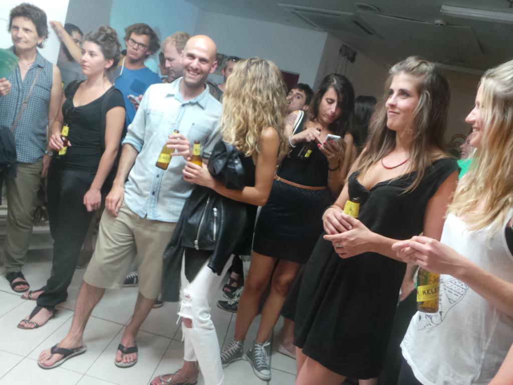 KelerDonostia's tweet photo. ¡Ambientazo en @elsubespacio! Inauguración de la expo @aleromophoto y concierto de @Cowabunga_band http://t.co/QptPW0Wntz