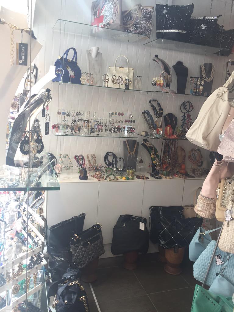 ucfoyal's tweet photo. 1ère vente flash à Ness 8 rue Blenac http://t.co/P175Aex4jd