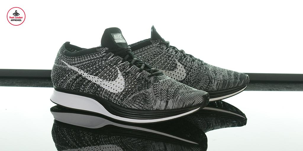 vertical Negociar Canguro Foot Locker no Twitter: "The Black/White #Nike Flyknit Racer returns.  Hitting stores now. Check here for stores. | http://t.co/MeC16XnLFi  http://t.co/5ORcUAZdEZ" / Twitter