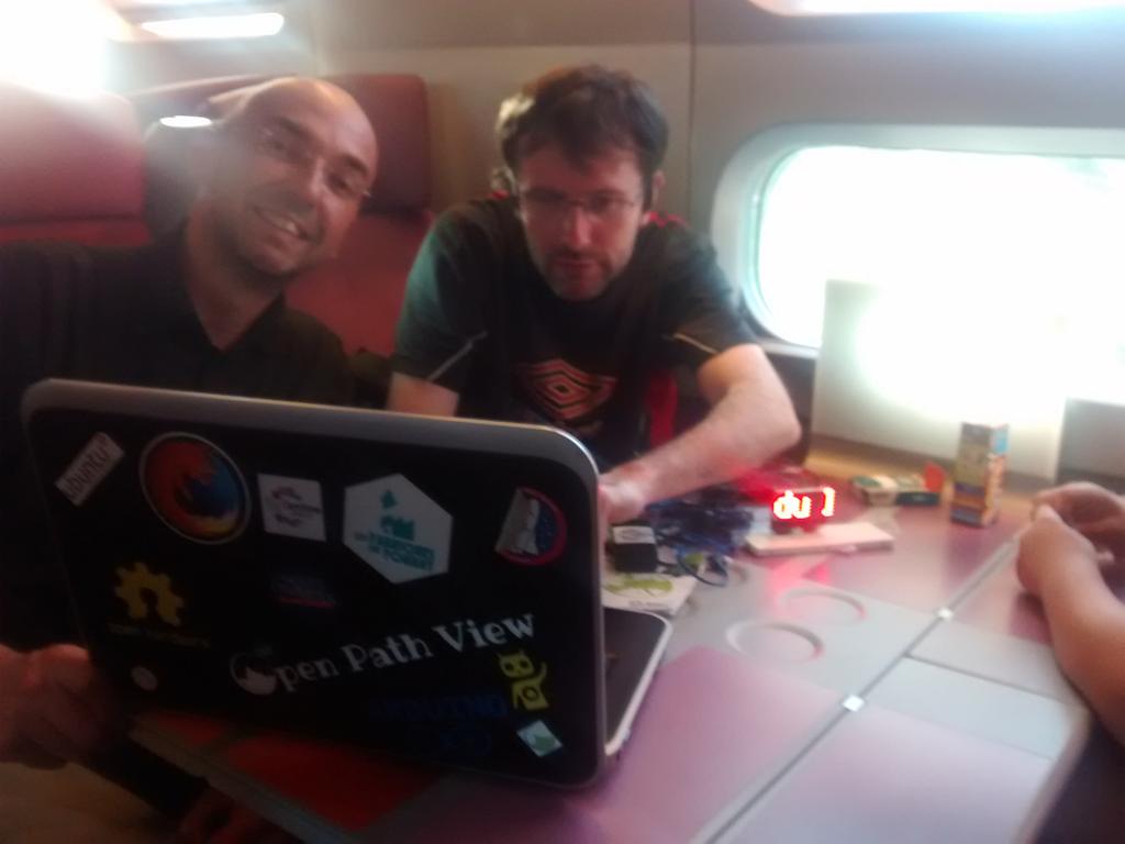 mdl29_'s tweet photo. Même dans le train les animateurs Petits Hackers sont a fond #Arduino #rmll2015 http://t.co/03Uqo5FSYV