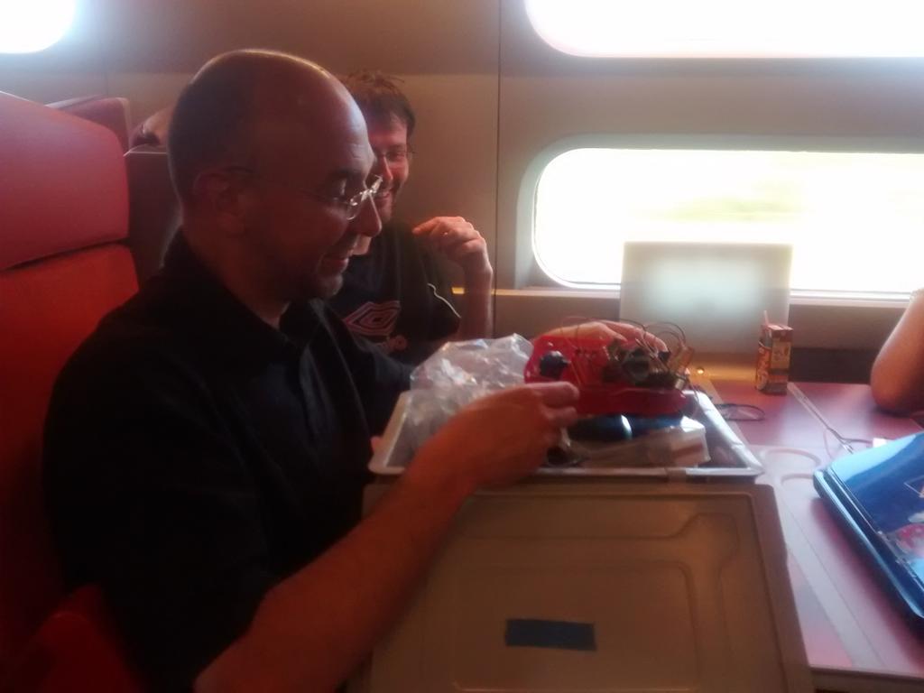 mdl29_'s tweet photo. Même dans le train les animateurs Petits Hackers sont a fond #Arduino #rmll2015 http://t.co/03Uqo5FSYV
