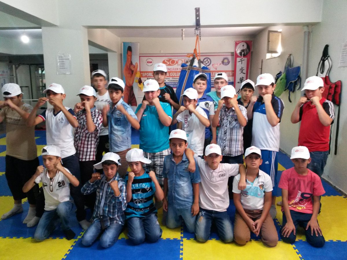 GENÇLERİMİZİN SPOR KURSU KAPATILDI.MÜDÜR GENÇLERE RESMEN SOKAĞI ADRES GÖSTERDİ