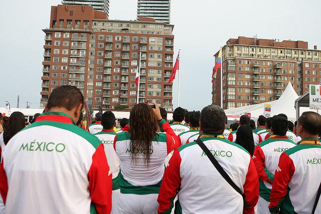 #Deporte La Villa Panamericana <a href="/TO2015_es/">TO2015_es</a> se tiñe de verde, blanco y rojo con el izamiento de la Bandera Nacional 🇲🇽