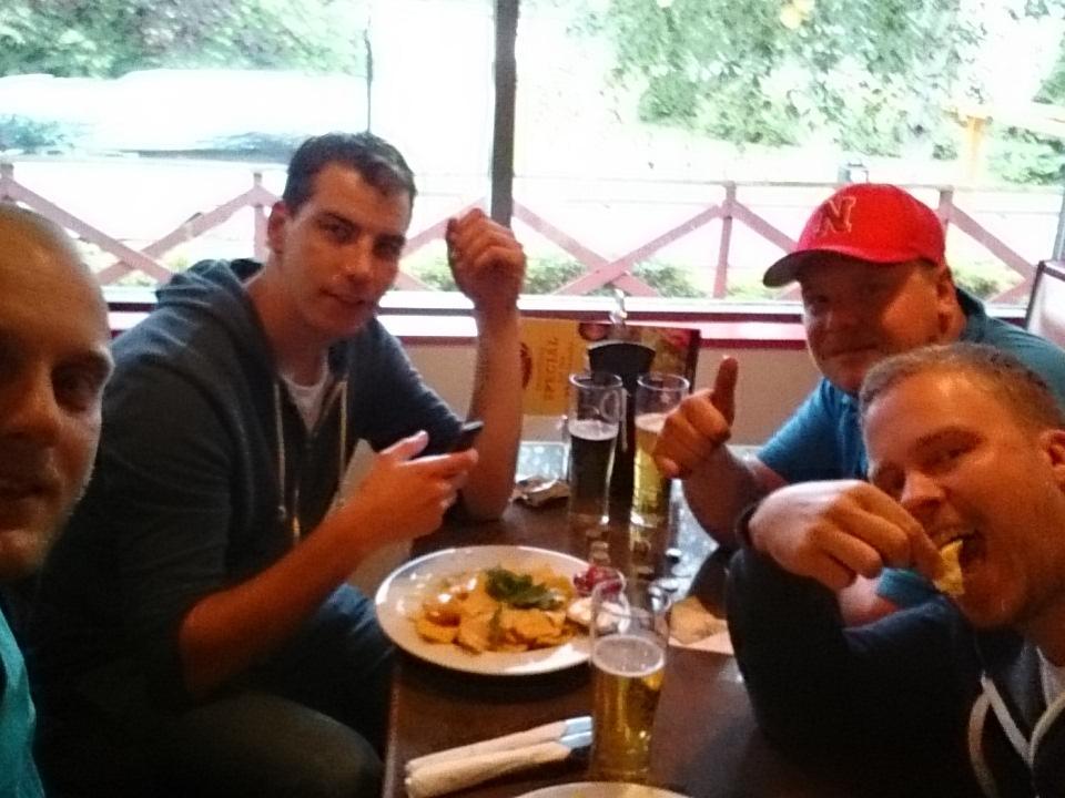 BSTSCR2015's tweet photo. Binnen 5 minuten de nachos! Das snel! #carbagerun http://t.co/IltBspPWA2