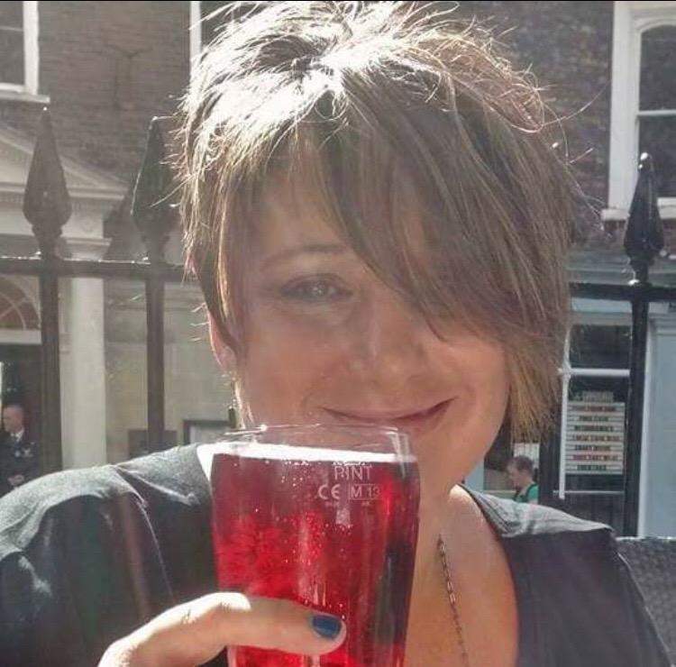 SamWake12's tweet image. Hope my rock 'n' roll auntie has a great time tonight at Neil Diamond Have a drink for me #tweetcaroline xx