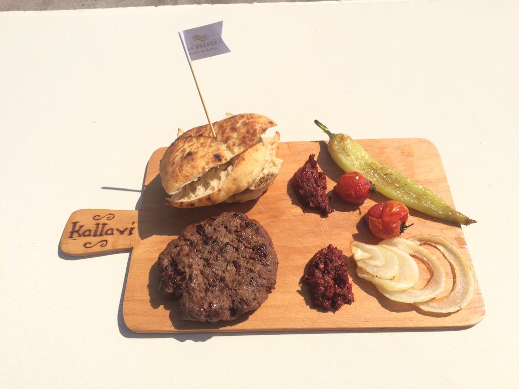 LaBrezzaBodrum's tweet photo. Kallavi köftemiz 180g ımmm😋😋 http://t.co/7dGD3qgauy