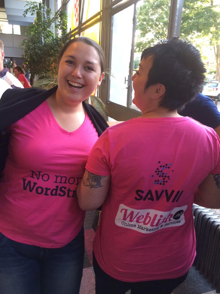 TacoVerdo's tweet photo. Het meest opvallende van #wpm030? De roze dames-shirts van @SavviiHQ en @ManuelaWeblish! #guerillamarketing http://t.co/cf2e3qesCm