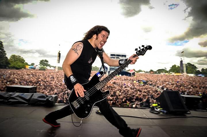 Happy Birthday to Frank Bello of Anthrax!

Check out the metal master\s fast finger work:  