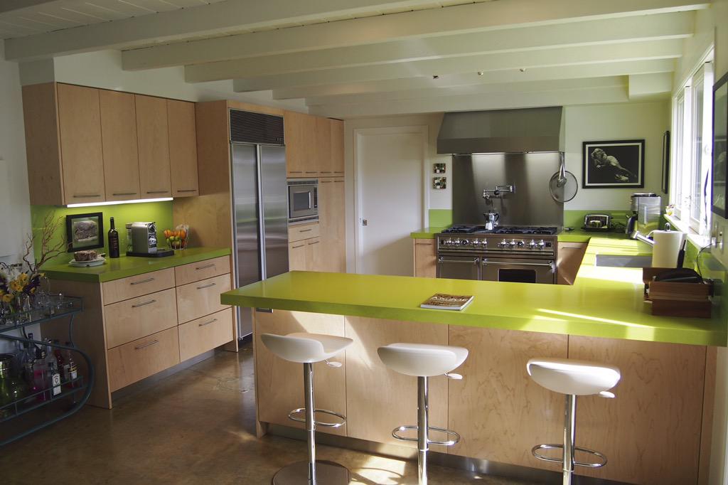 jamckd's tweet photo. Apple Martini @CaesarstoneCA the star in this Brentwood #kitchen #remodel with matching glass backsplashes. @hgtv http://t.co/r925NCd1LL