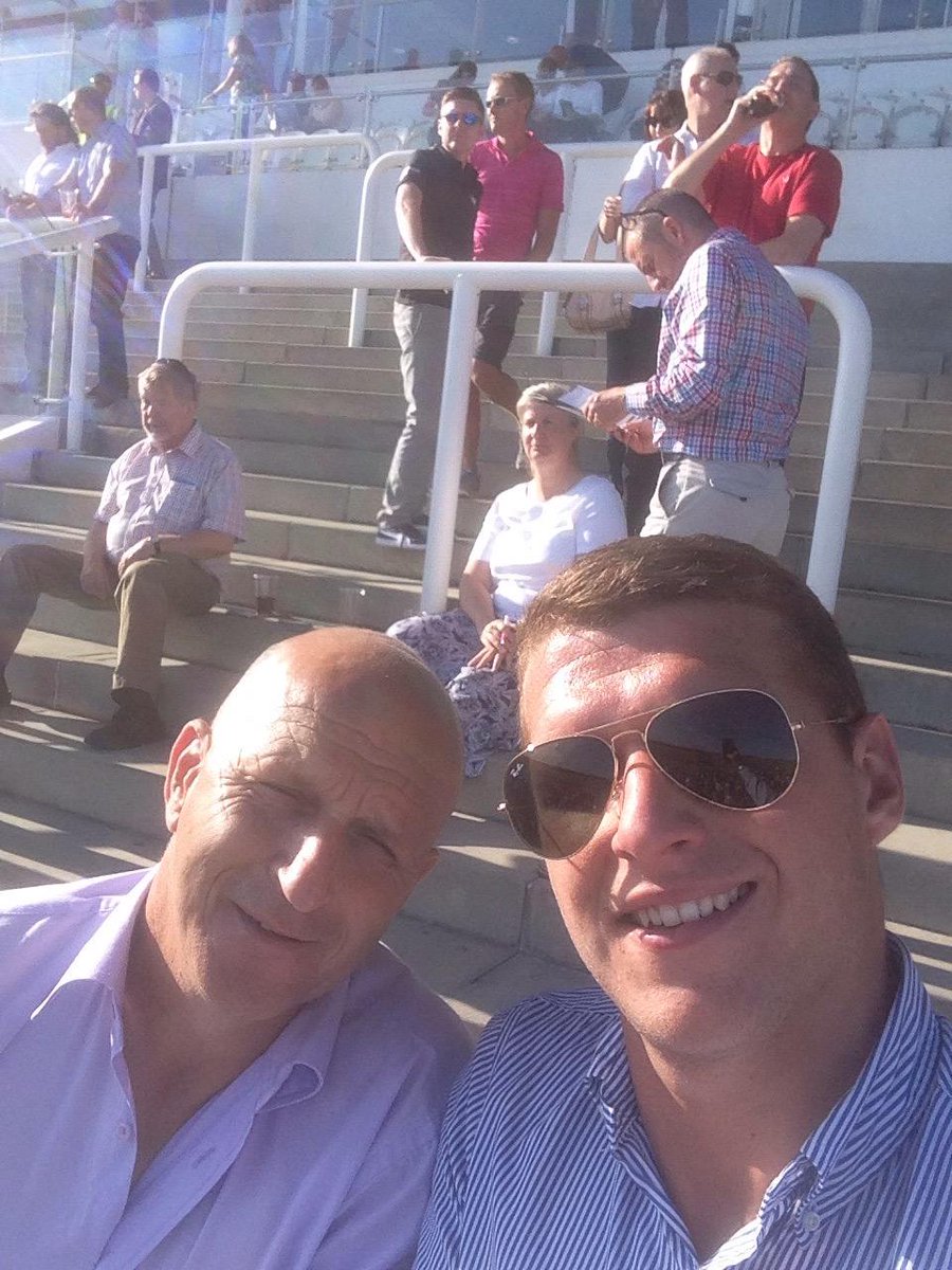 LeeClarke_'s tweet photo. An evenings racing with the old man #epsomlive #lossing http://t.co/16sAYmwgP9