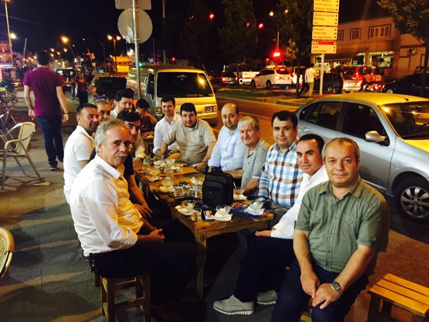 NecmettinKirik's tweet photo. İftar sonrası dondurmalı sohbet.... http://t.co/SviSHbWQq8