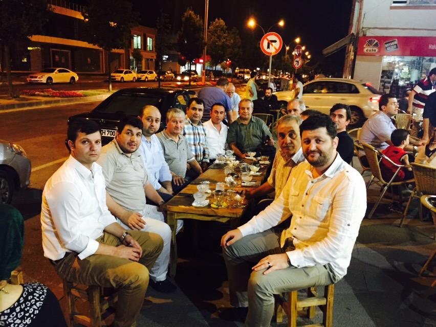 NecmettinKirik's tweet photo. İftar sonrası dondurmalı sohbet.... http://t.co/SviSHbWQq8