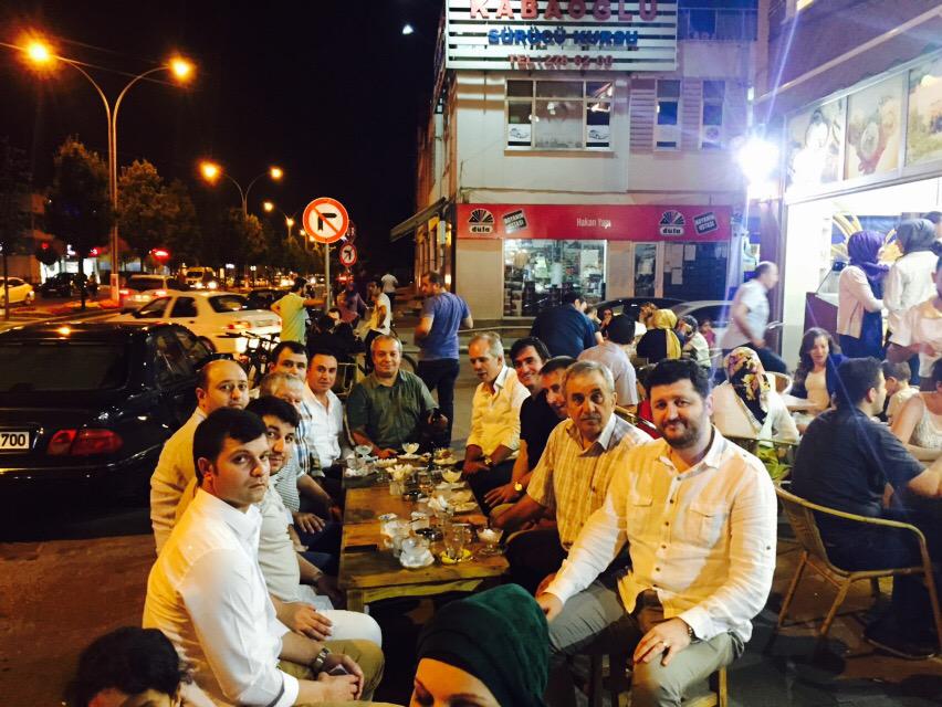 NecmettinKirik's tweet photo. İftar sonrası dondurmalı sohbet.... http://t.co/SviSHbWQq8