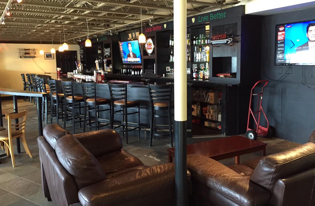 XMartzTheSpot's tweet image. Upscale gym on the east coast. A full bar and fried food. I guess that's how you get them coming back? #SPhase