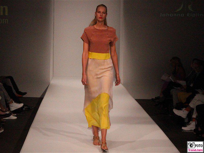 #Salonshow #Greenshowroom für den Sommer 2016 #MBFWB #Postbahnhof <a href="/Lozena_Intl/">LOZENA</a> @Esmod_Berlin <a href="/cocccon/">cocccon</a> <a href="/Designer_J_R/">Johanna Riplinger</a>