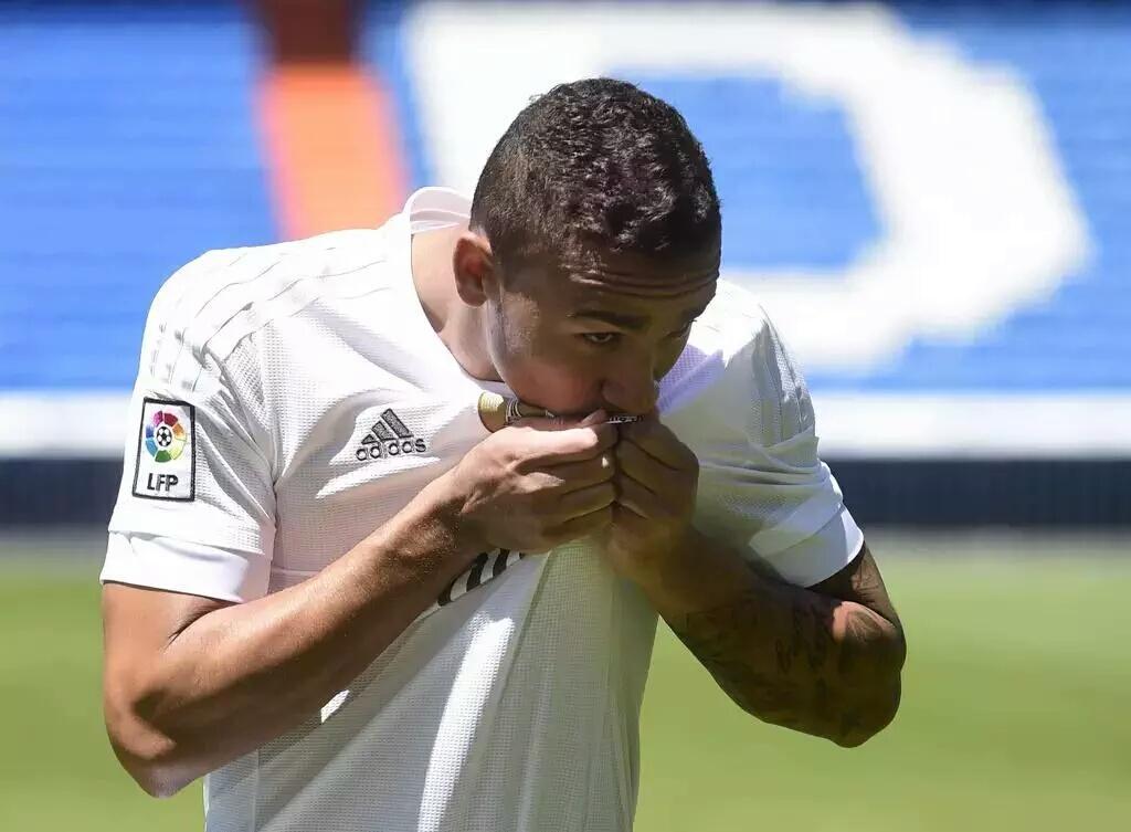 QuotesRMadrid's tweet photo. "Hoy cumplo un sueño de niño, es uno de los días más felices de mi vida."

—Danilo. http://t.co/Wsvx02KXF5