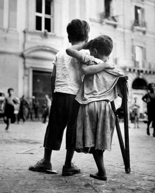 Crazy_Andru's tweet photo. Segunda Guerra Mundial.              Nápoles, Italia 1994.                                By Wayne Miller @hacerfotos http://t.co/jcdBS8kVsl