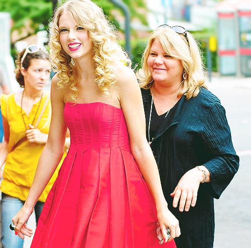 UnlikelySwiftie's tweet image. @taylorswift13 @TSwiftPR @Taylor_Lyricss @ToneItUp #PrayersForMamaSwift #1989Tour #taylorswift #swiftstrong