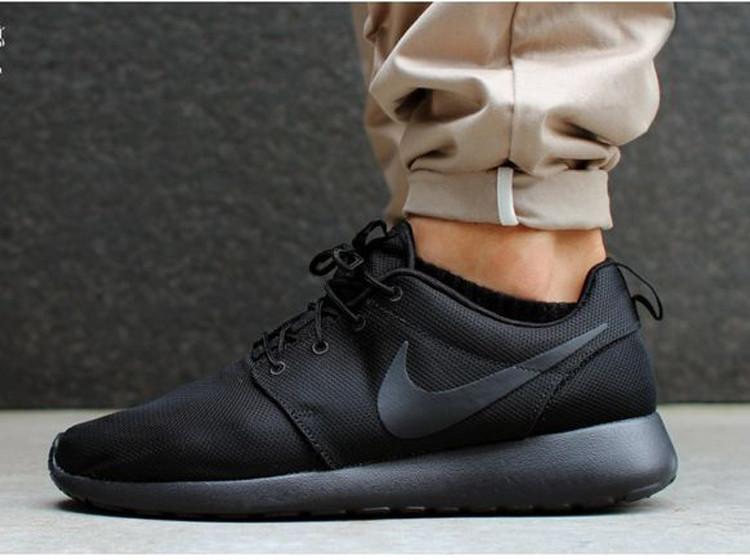 roshe one triple black