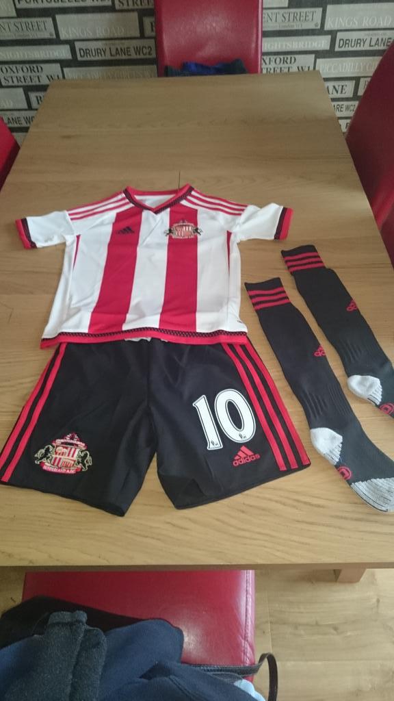 ___MrsC___'s tweet photo. One of little mans birthday presents has arrived he's gonna be over the moon⚽⚽ @ConnorWickham10 #rileyshero http://t.co/85sPiRFrMH