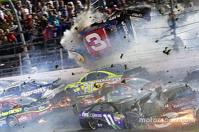 Motorsport's tweet photo. A different mentality: Pack racing in #NASCAR vs. #IndyCar http://t.co/RhCefwztkJ http://t.co/HTwd6xKvtu