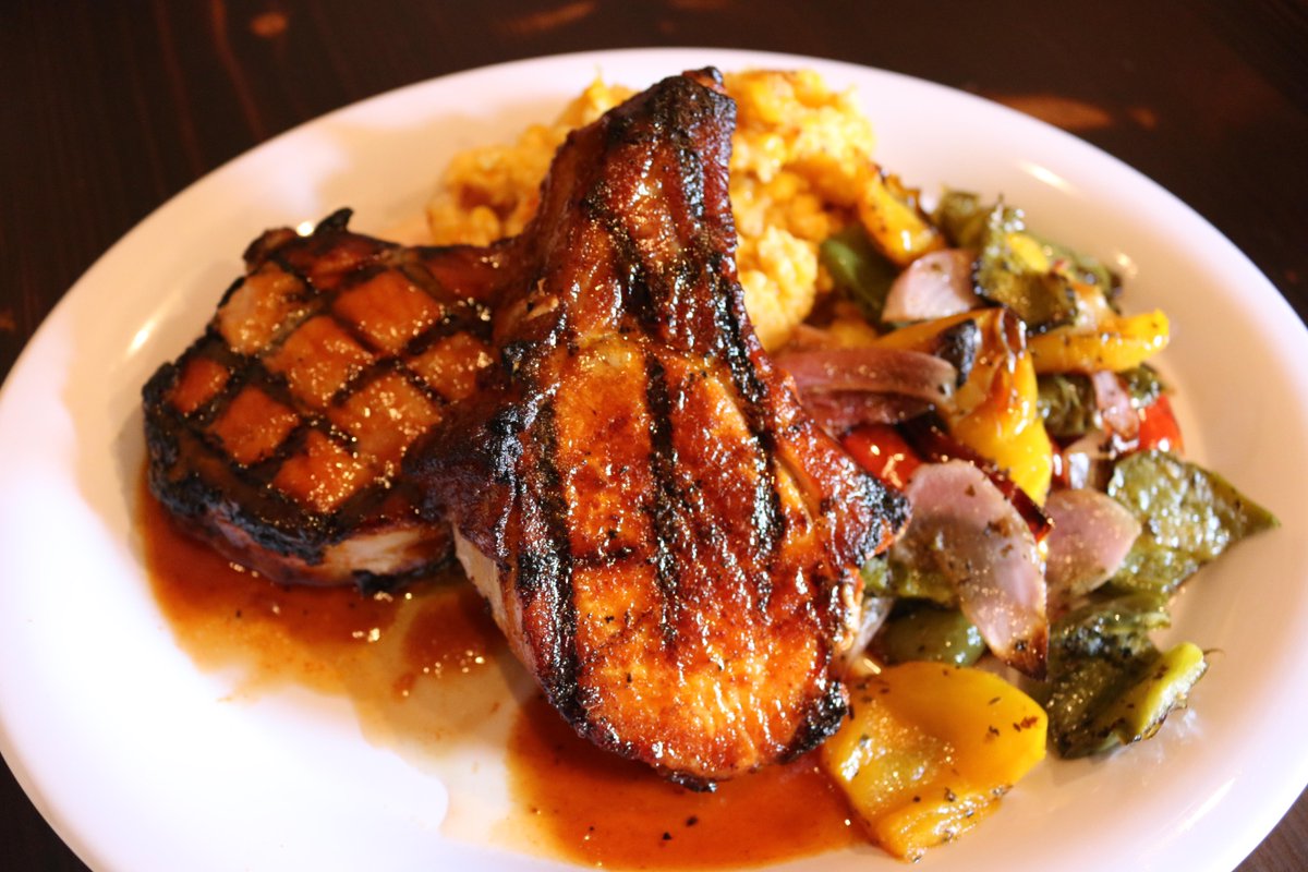 EmbersTapHouse's tweet image. 3 of the New menu items out today! #PorkChops, #BuffaloChickenFlatbread, #StrawberryShortcake! Stop on in and try all