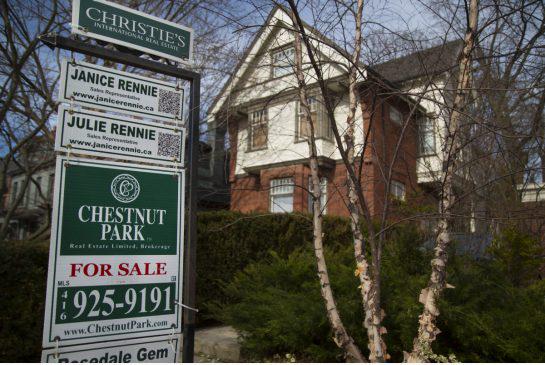 TdotProperties's tweet image. #Toronto average #house price hits $1.052 million record. ht.ly/PlMZK