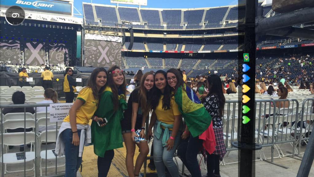 Recife1DBrasil's tweet photo. Fãs brasileiras no show de hoje.  #OTRASanDiego http://t.co/Lqe8erzJMl