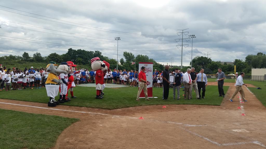 PlayBall's tweet photo. We didn't beat the record. We CRUSHED it. #LargestGameOfCatch http://t.co/PPEF4NkXnf