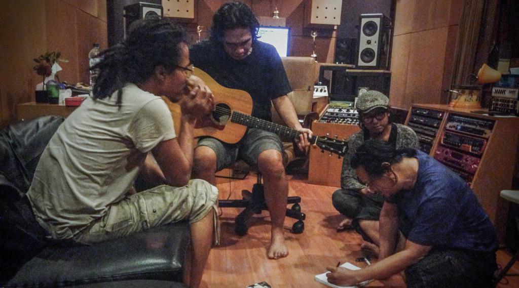 asiik! RT <a href="/ipanglazuardi/">ipanglazuardi</a>: BIP rekaman hari ke 2 |pict by <a href="/acirlazuardi/">acirlazuardi</a> |<a href="/bongqmarcel/">bongky marcel</a> <a href="/IndraQ/">Indra Qadarsih</a> <a href="/PAYburman/">PAY Burman</a> <a href="/DEDEKUMALA/">Dede Kumala</a>