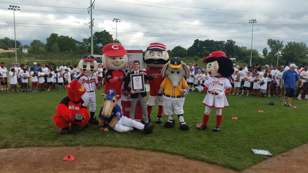 PlayBall's tweet photo. Nailed it. #LargestGameOfCatch http://t.co/H4gJsfKUqE