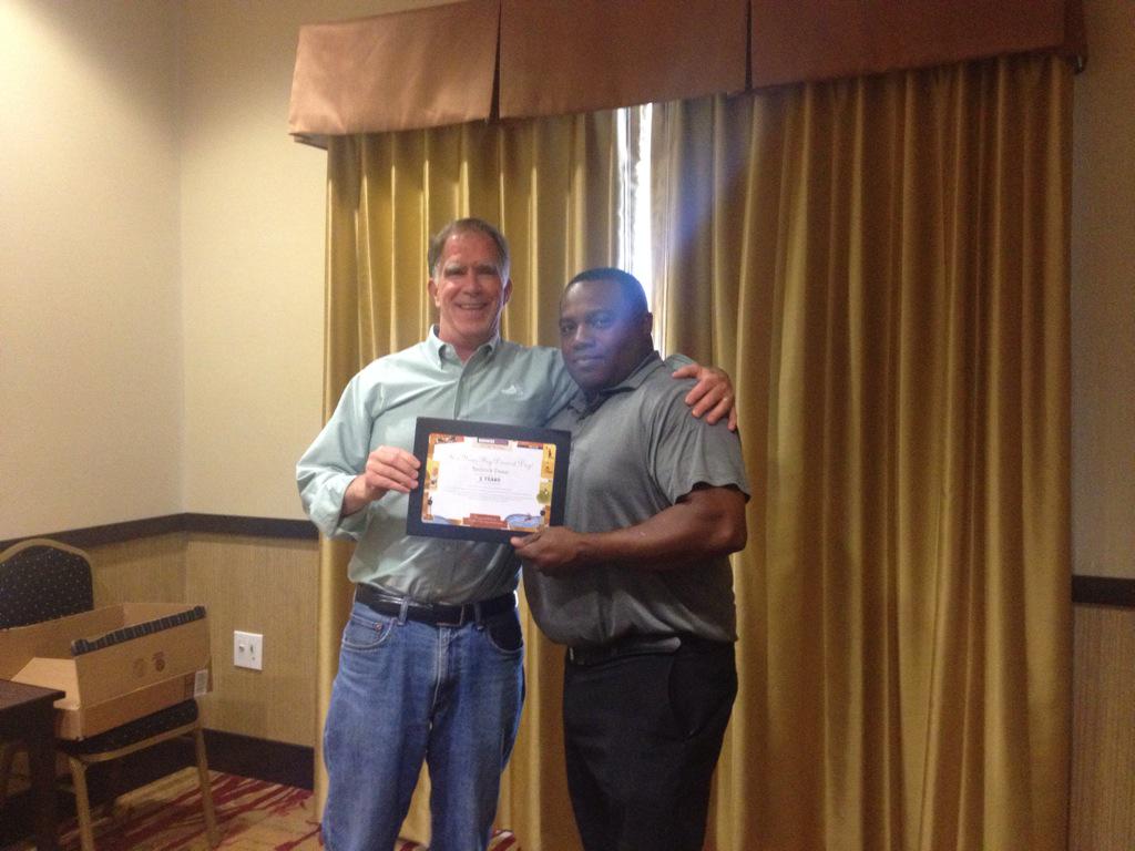 theycallmemoser's tweet photo. Congratulations on 5 great years with @Chilis Sedrick!! 👏😬🎈#chilisjobs http://t.co/BWdBv73Q6r