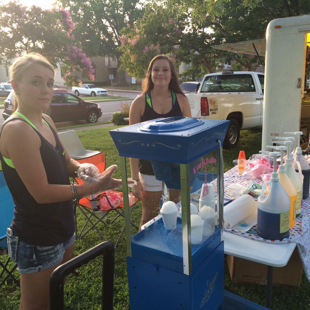 Waiting for the sun to set so we can show the #moviesinthepark #downtownparistexas #parisbabyco