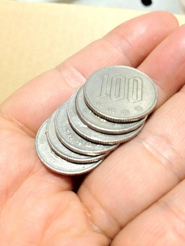大鳥居 糀 100円硬貨に 100ウォン硬貨を 混ぜて支払いをしようとする人が いるので注意 硬貨は手のひらで広げ 時間がちょっと掛かっても確認を 画像は過去の自分のツイートより 誰も教えてくれないコミケの常識 Http T Co M32w6gtaud Twitter