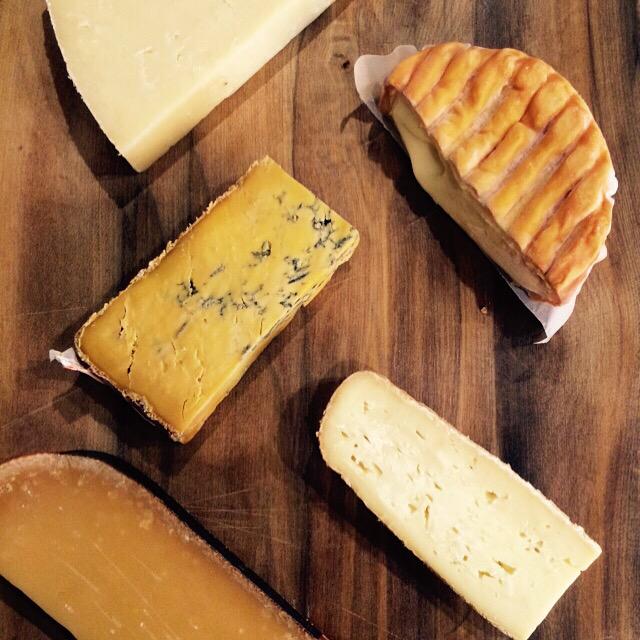 A nice little selection of cheese for a Whisky &amp; Cheese night #epoisses #islemull #durrus #Shropshire #reypenaer