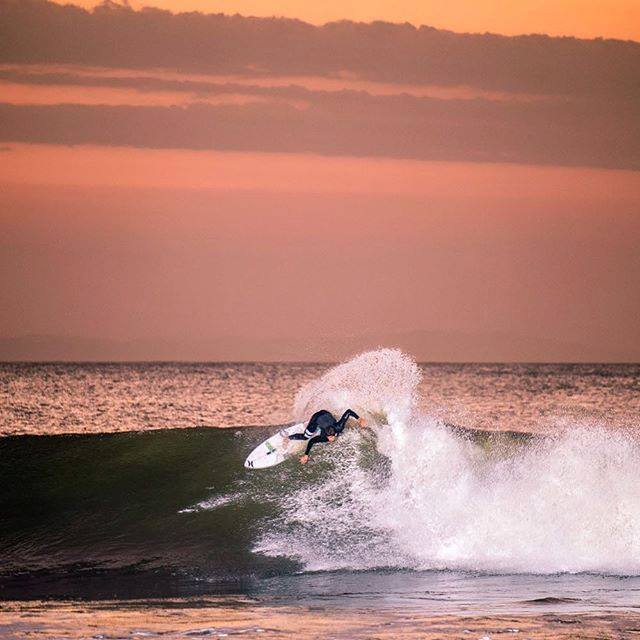 SurfingandBeer's tweet image. @miguelpuposurf painting the wall, while the big man paints the sky. Jeffreys Bay combo. @jsindustries1 #ridefuture…