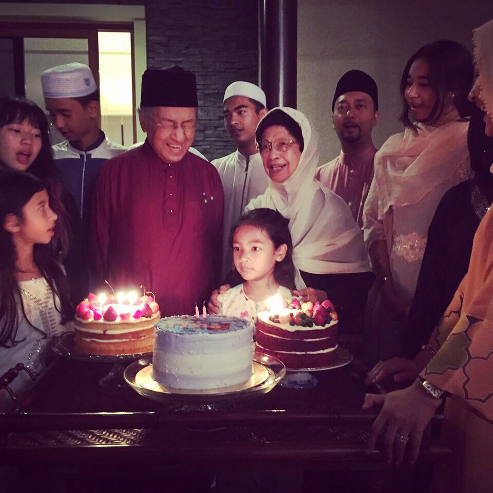 MukhrizMahathir's tweet photo. HBD90 Ayah, HBD89 Ibu (12/7) Pnjg umur, sihat, tajam pemikiran, terus menegur, bahagia dunia akhirat inshaaAllah http://t.co/cVpVO77WFU