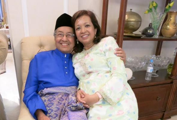 501Awani's tweet photo. #ICYMI: [#TunM90] Tun Mahathir sambut ulang tahun yang ke-90

http://t.co/BsjUN9eGNT http://t.co/LCb2BF1GEb