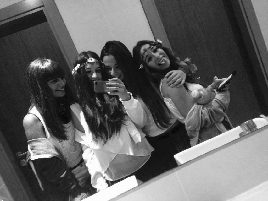 haiizea8's tweet photo. Gracias por esta noche chicasssss, no hay mejores #mias #lauraligando #asi #estastu #ninfas 🎊🔝😍💓🎶🍻🌺🐭 http://t.co/Zf0wAqbT6A