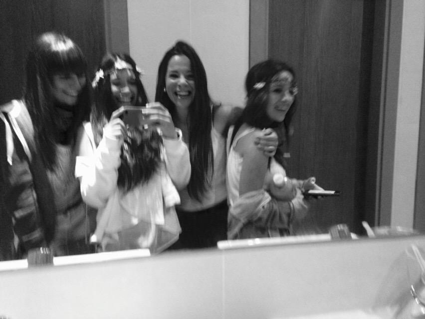 haiizea8's tweet photo. Gracias por esta noche chicasssss, no hay mejores #mias #lauraligando #asi #estastu #ninfas 🎊🔝😍💓🎶🍻🌺🐭 http://t.co/Zf0wAqbT6A