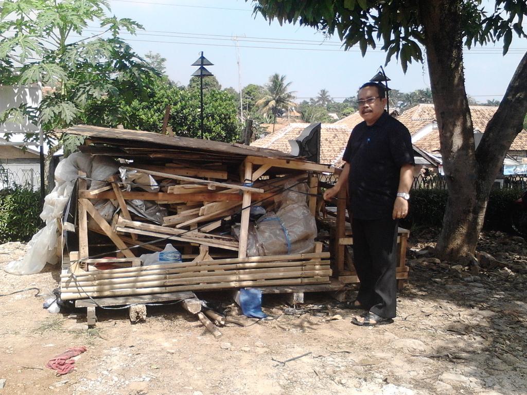 Camat sedang meriksa barang sitaan para pedagang liar gunung canar desa sawit. <a href="/DediMulyadi71/">Kang Dedi Mulyadi</a>