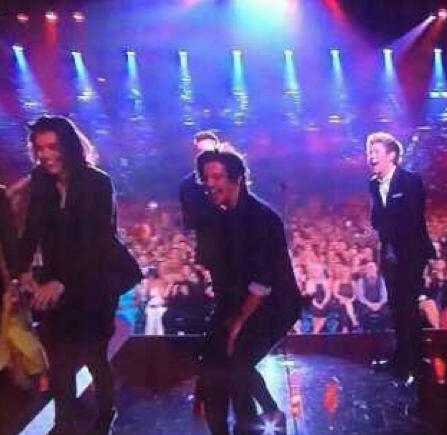 NiallHoranBH's tweet image. Welcome to t Oh No squad Harry 😂👌
Niall falls on NT
Liam gets cut off
Louis tweets the wrong #
Harry falls #OhNoHarry