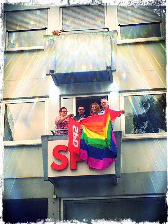 #happypride in SB: Flaggenhissen <a href="/SPD_Saar/">Saar SPD</a>, <a href="/JusosSaar/">Saar Jusos</a>, @SchwusosSaar mit <a href="/Elke_Ferner/">Elke Ferner @elkeferner.bsky.social</a>, <a href="/EdgarSpengler/">Edgar Spengler-Staub</a>, @jankohlhaas