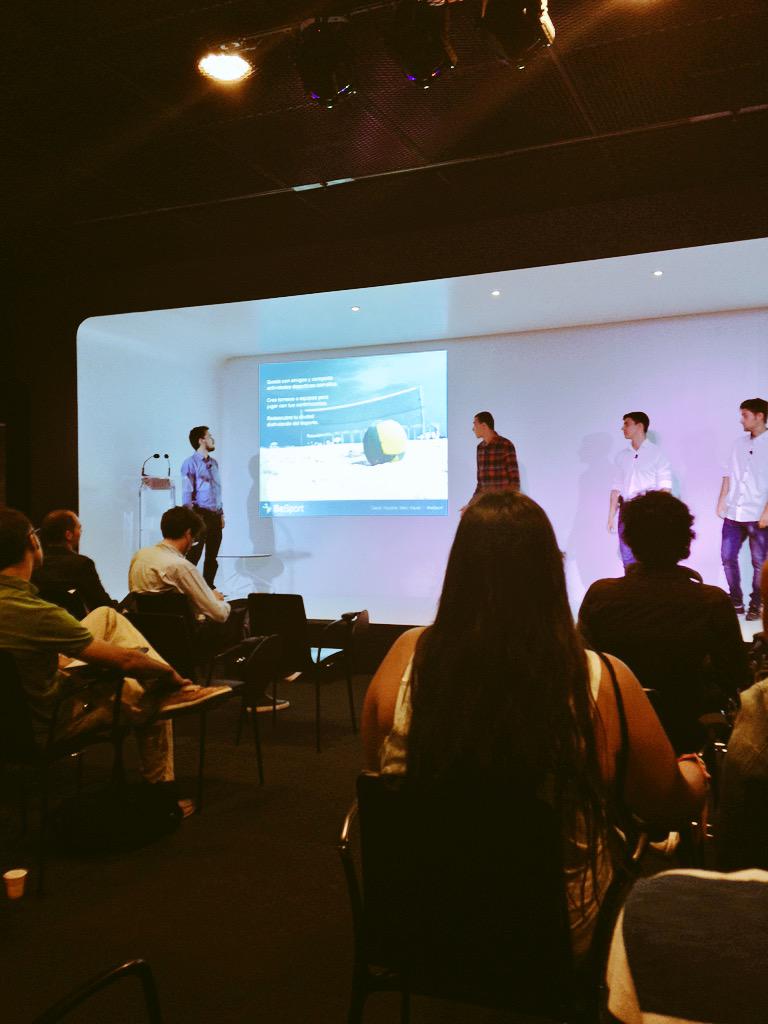 gerardgirbes's tweet photo. En #premismobilitzat alumnos presentando la #app @beessport http://t.co/tgwiuaQOjg