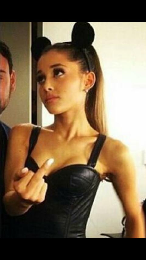 Sebasjobs's tweet photo. #WeForgiveYouAriana
Nuestra reacción cuando no dejan empaz a @ArianaGrande ¡Súperenlo! #IsHuman 🔫💖 http://t.co/jMQwsLRnj3