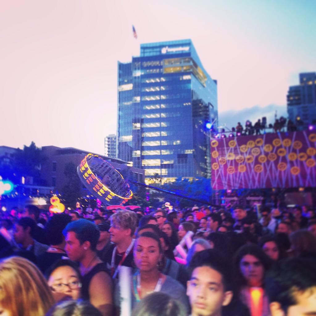 CapturePix's tweet image. #FandomAwards había un samba :-)