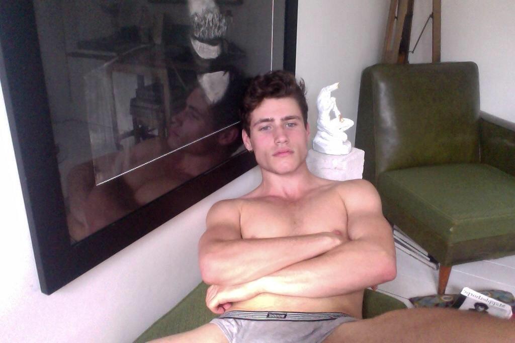 andrewrpgdci's tweet image. posé dns mn caleçon