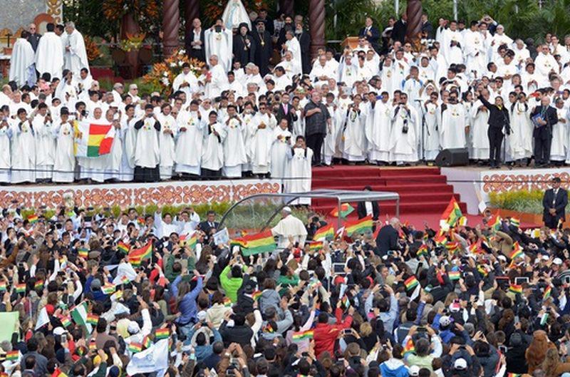 Latina_pe's tweet photo. [VIDEO] #90Central Papa Francisco ofreció multitudinaria misa en Santa Cruz --> http://t.co/wSh4dgcMJO http://t.co/HIwMtZd8lq