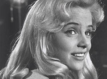 Happy Birthday, Sue Lyon!! No he encontrado fotos actuales. Asi pues ahí os pongo una de jovencita 