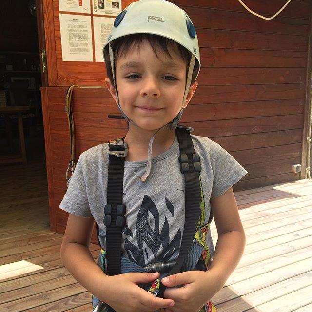 4FamilyUp's tweet photo. Et un pti gars tout fier de faire de la tyrolienne 😊 http://t.co/JNWyF9kZeh http://t.co/aTmLko2Qsg